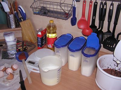 2. utření žloutků, cukru, oleje a kakaa a vyšlehání sněhu